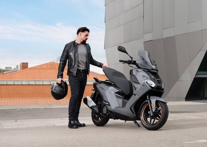 homme et scooter